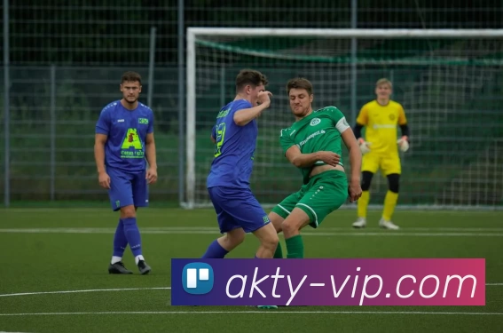 霍福德与家人共享幸福时刻：拥抱爱与温馨的家庭瞬间(霍福德父亲)